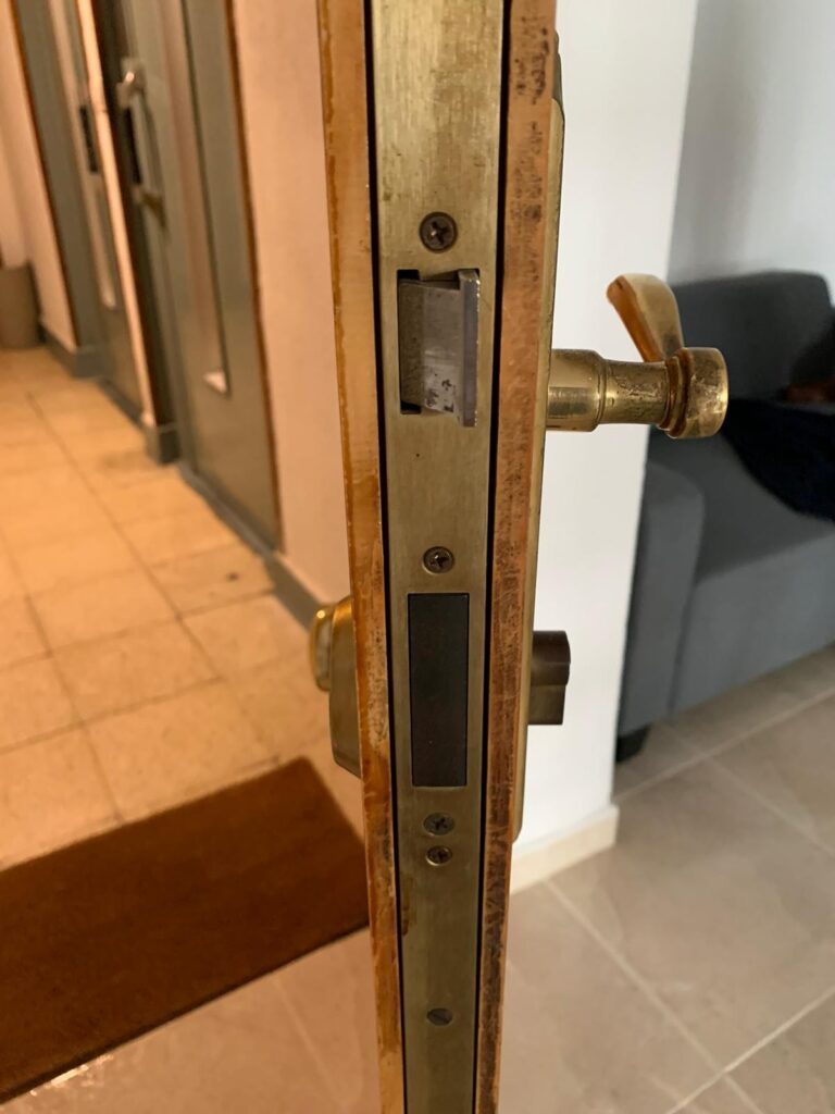 Apertura de puertas La Grajuela